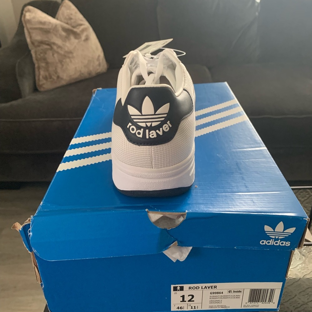 Rod Laver mens tennis sneakers in blue and white